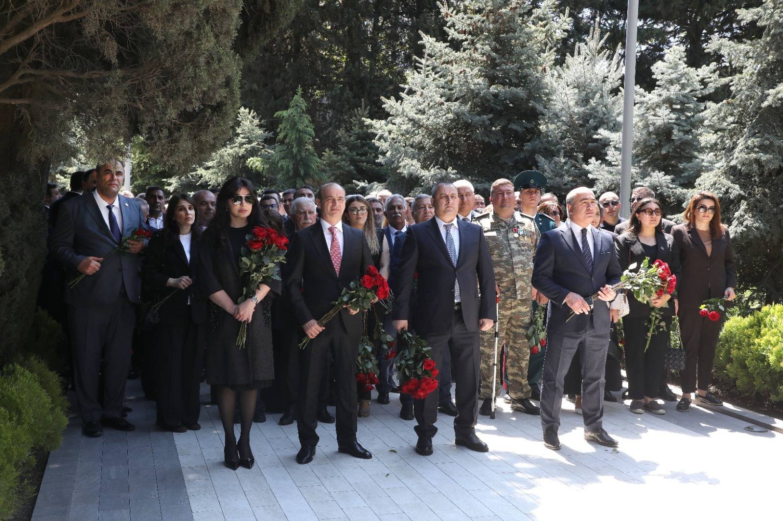 Suraxanı RİH kollektivi Fəxri xiyabanda Ulu Öndər Heydər Əliyevin məzarını ziyarət edib